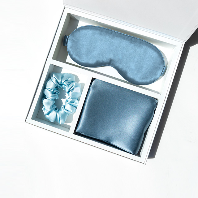 مجموعة نوم حريرية ناعمة ومتطورة للعناية بالبشرة