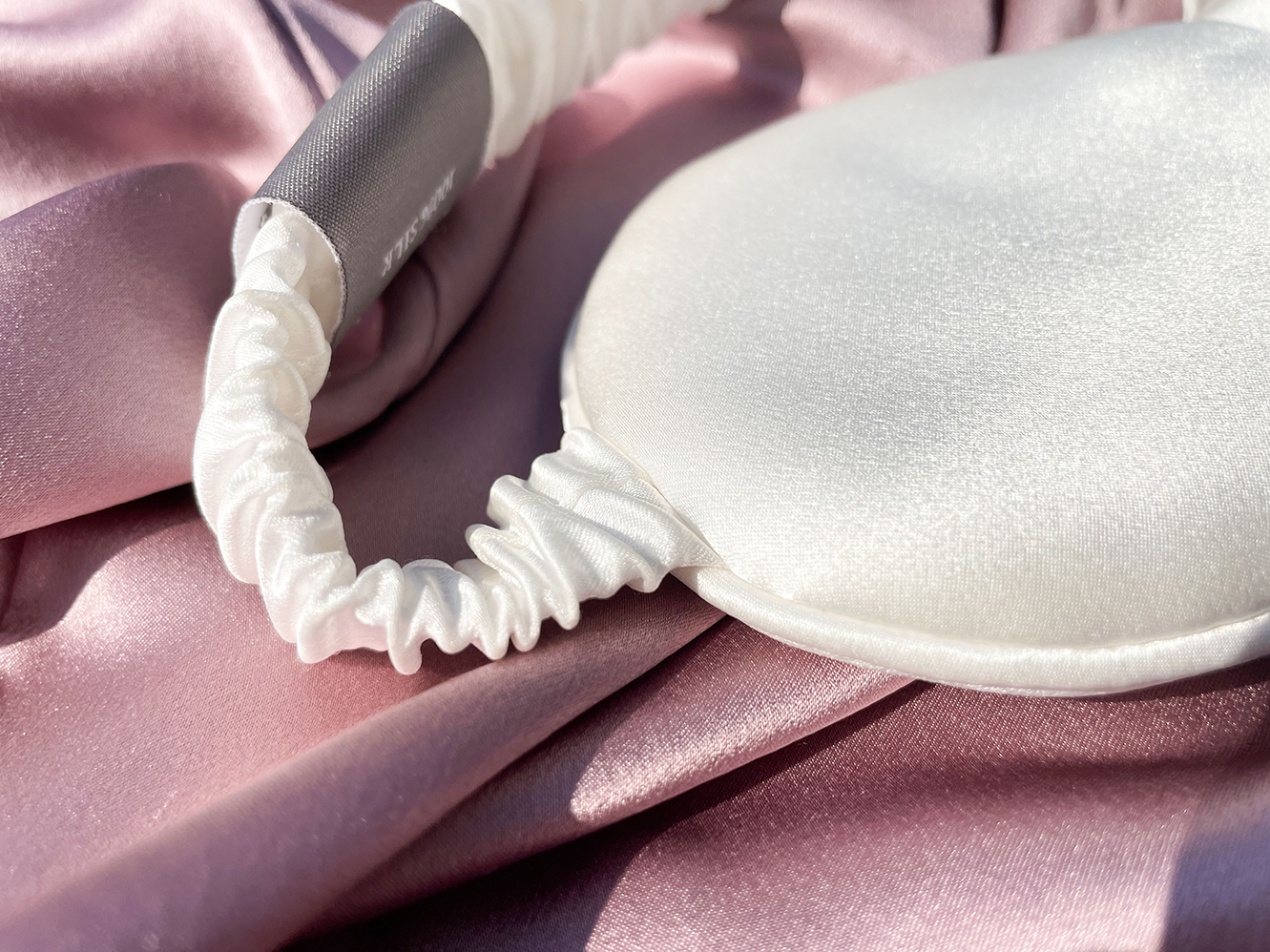 كيف تغسل قناع العين الحرير؟